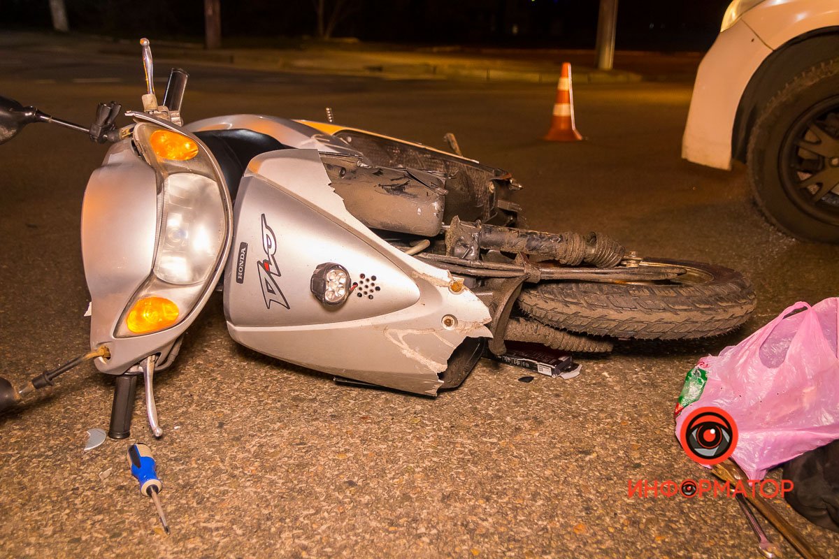 Мопедист поворачивад с улицы Хмельницкого на проспект в сторону Нового моста