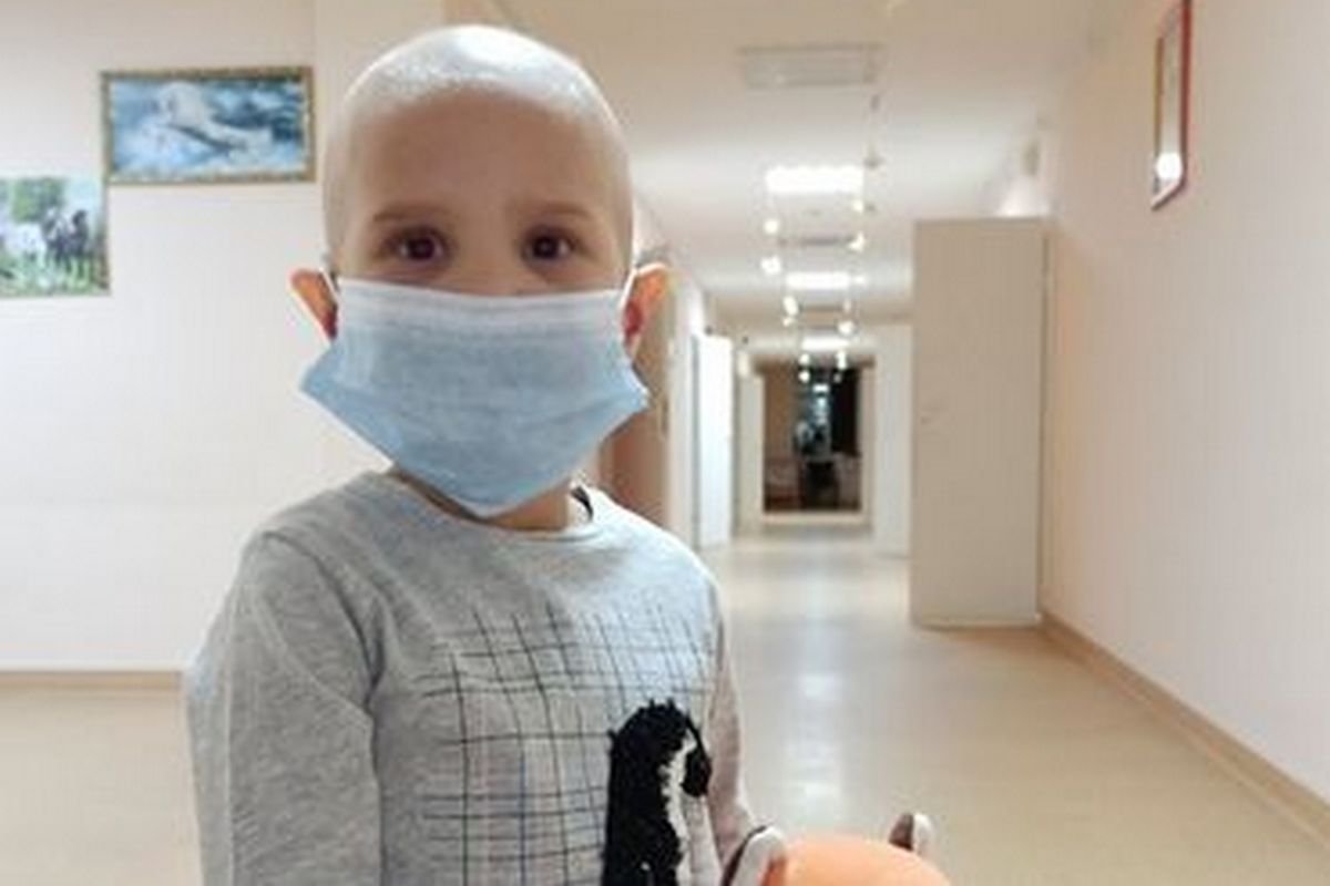 Ребенок лежит под капельницами по 16 часов в сутки Ребенок лежит под капельницами по 16 часов в сутки