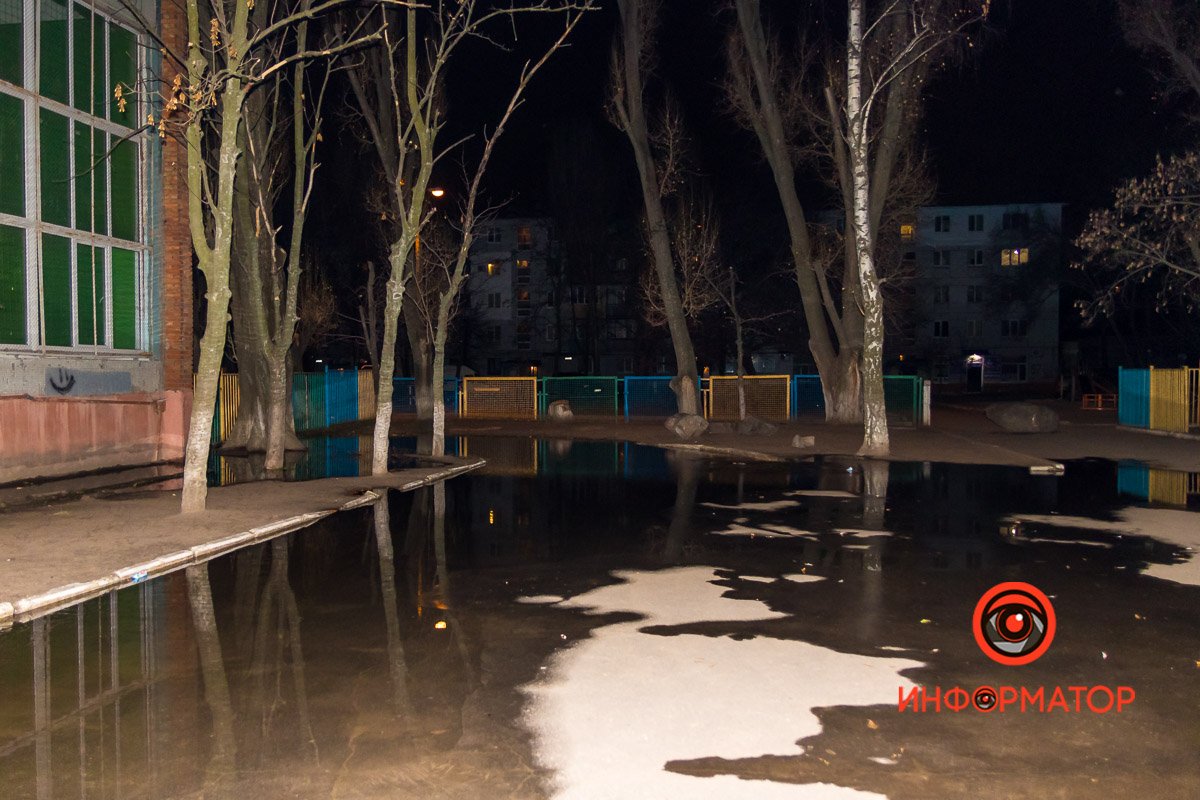 Вода постепенно замерзает