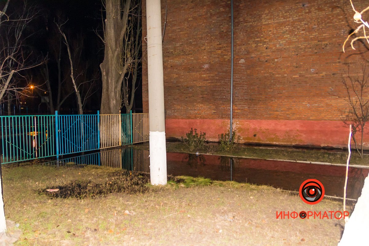 Вода вытекает за пределы пришкольной территории