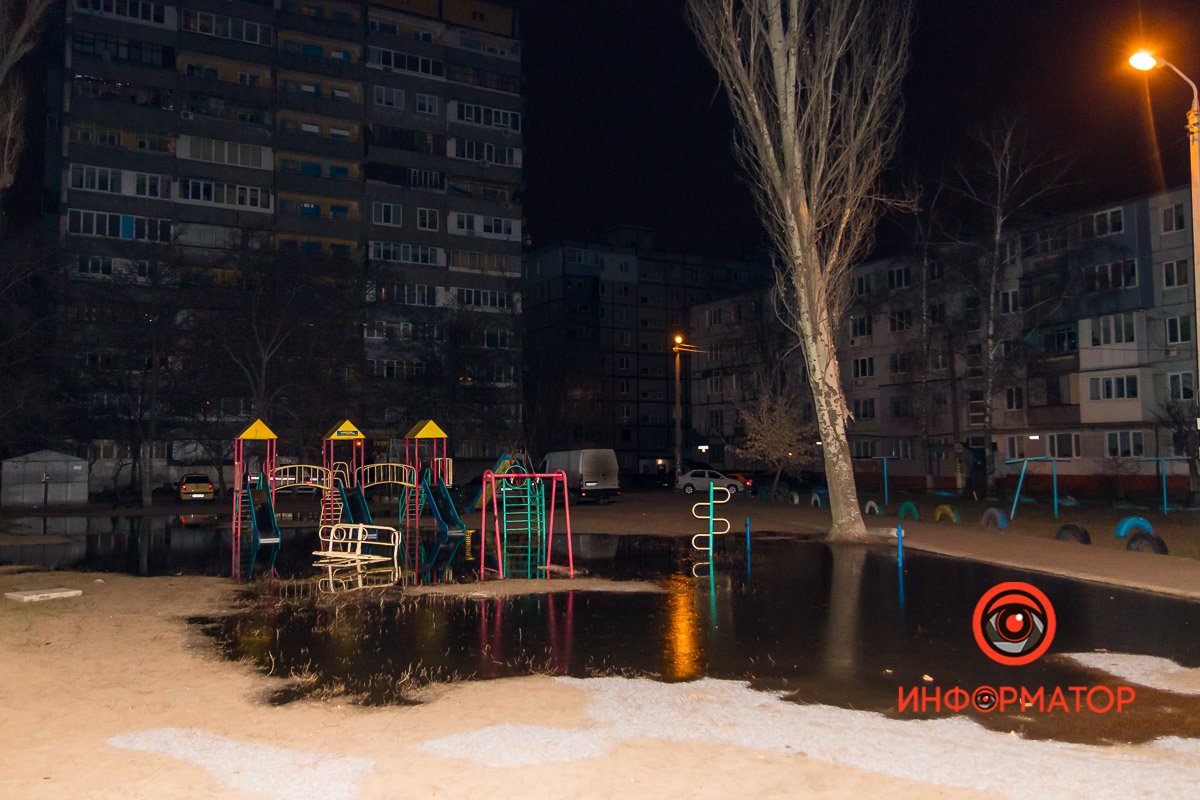 Детская площадка напоминает маленький остров