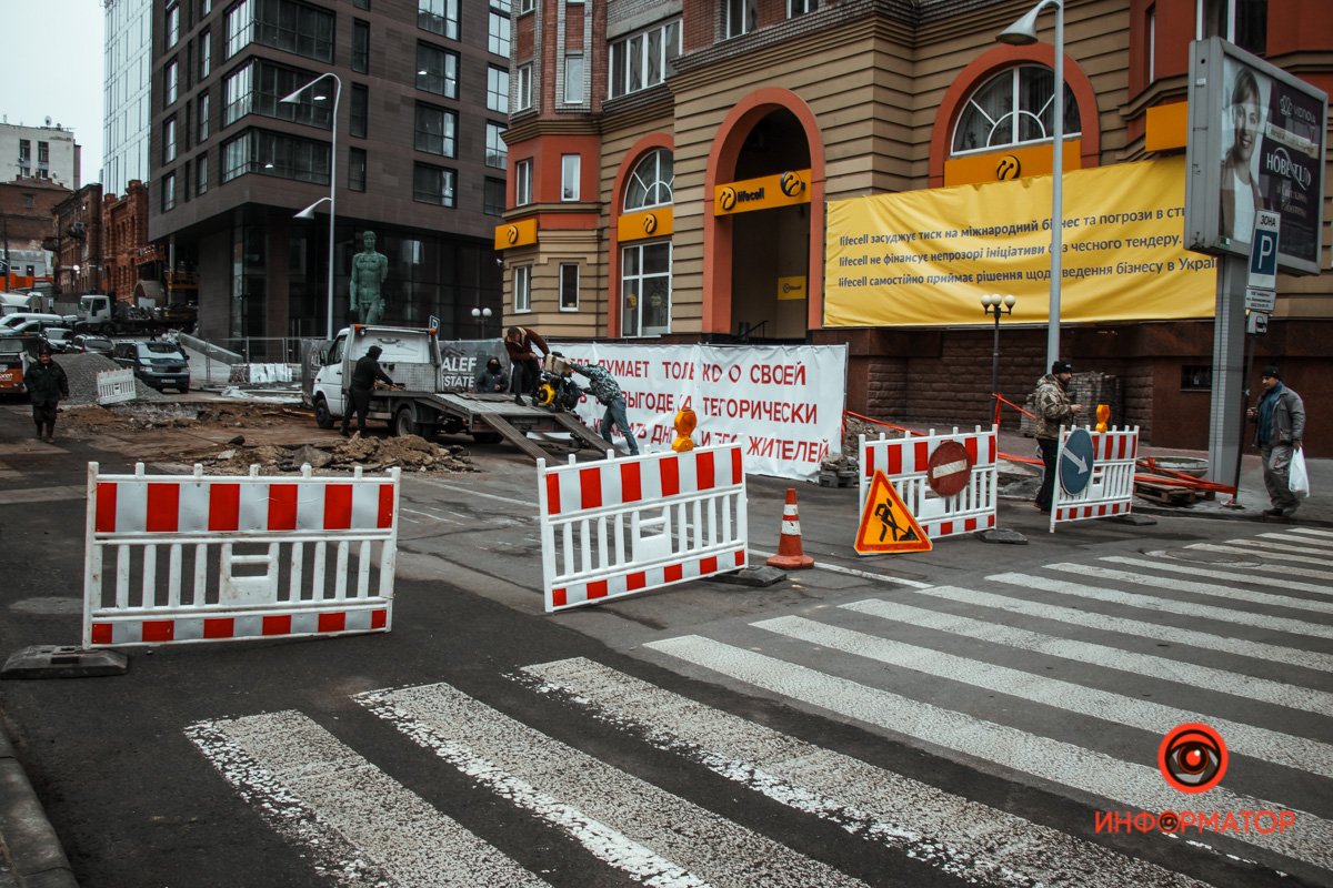 По периметру стоят знаки и ограждения