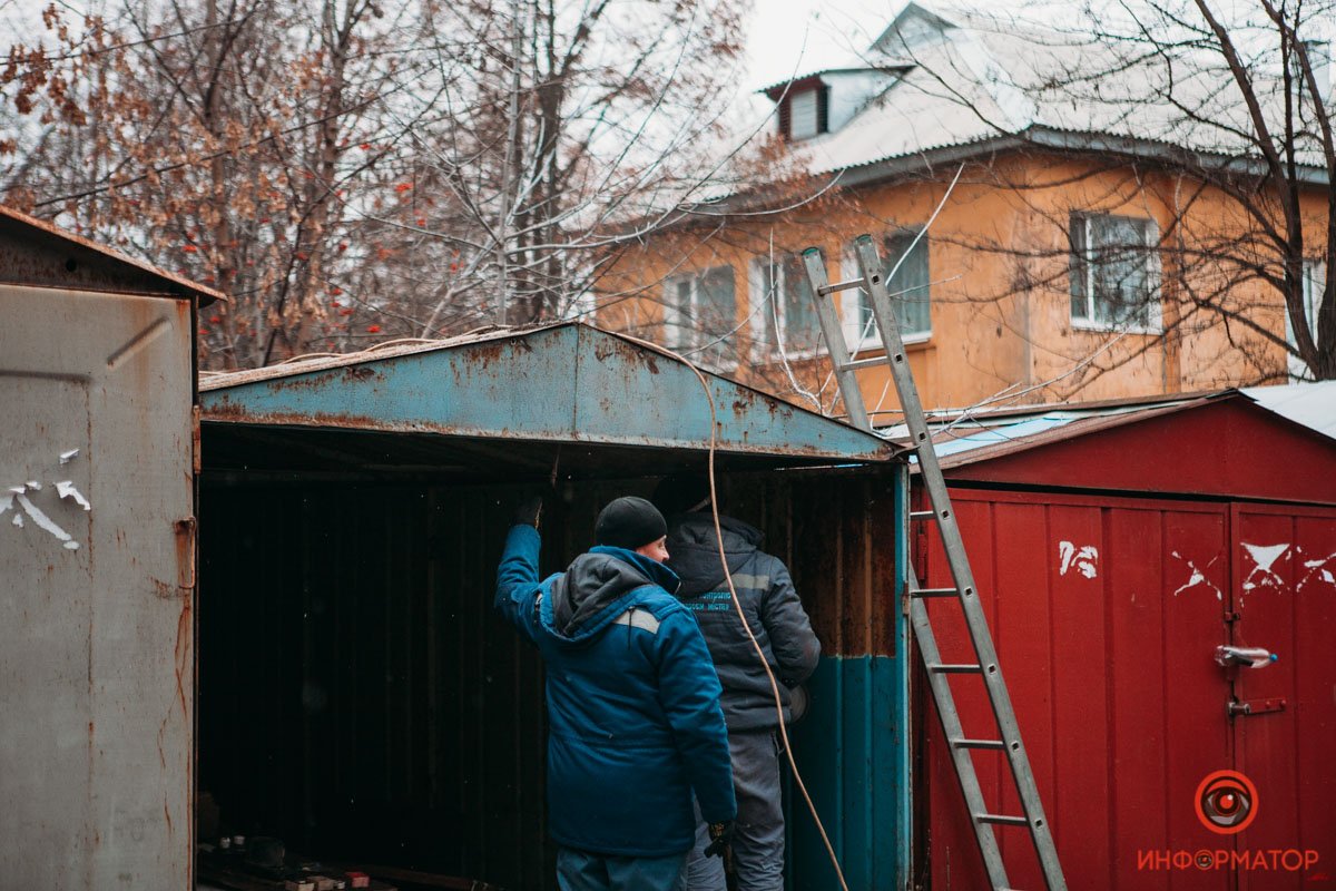 Бригада приехала демонтировать два гаража Бригада приехала демонтировать два гаража