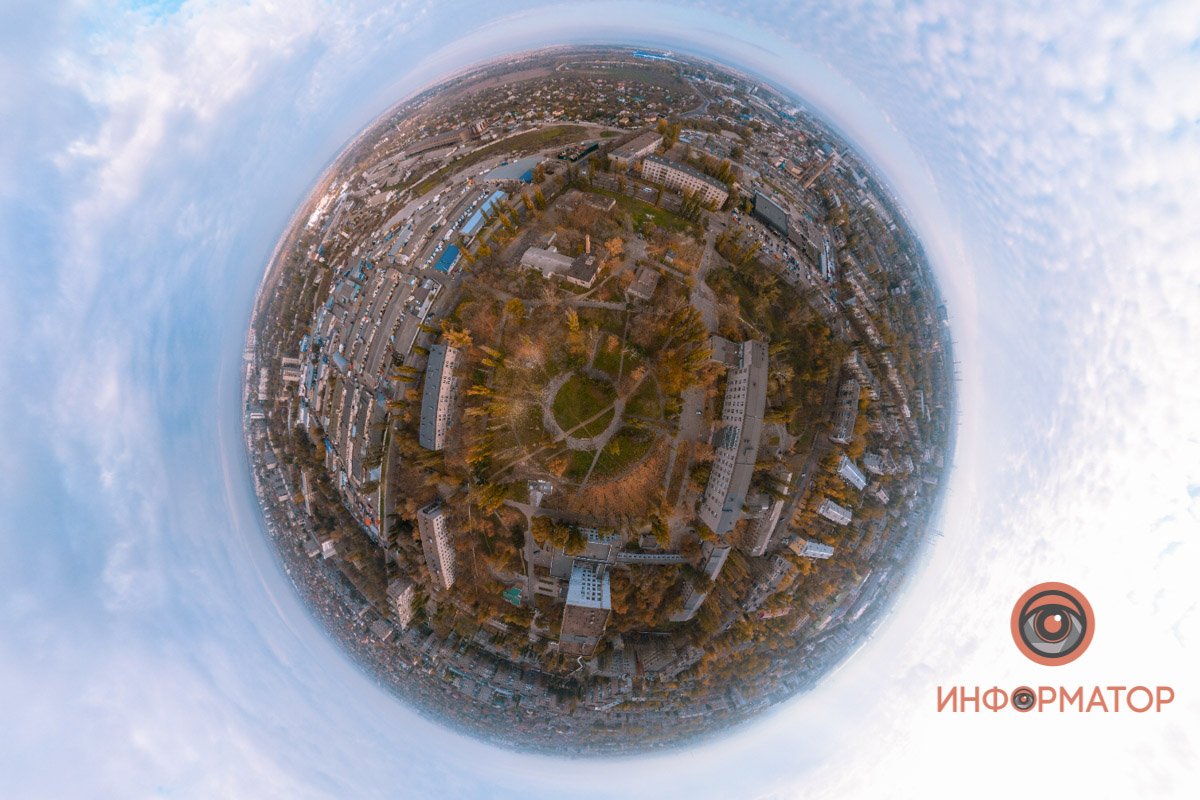 Если присмотреться, то можно заметить, как кто-то всматривается в вас