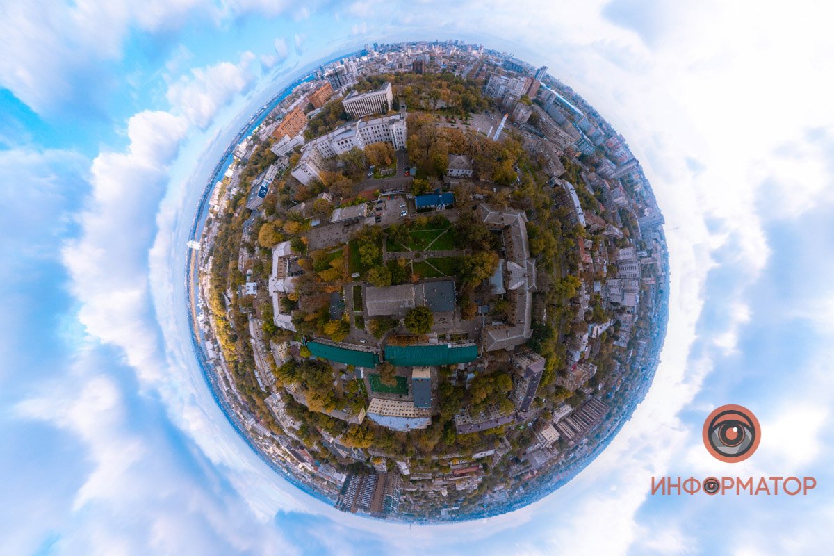 Солнце светит с одной стороны, а с другой - оно еще и греет