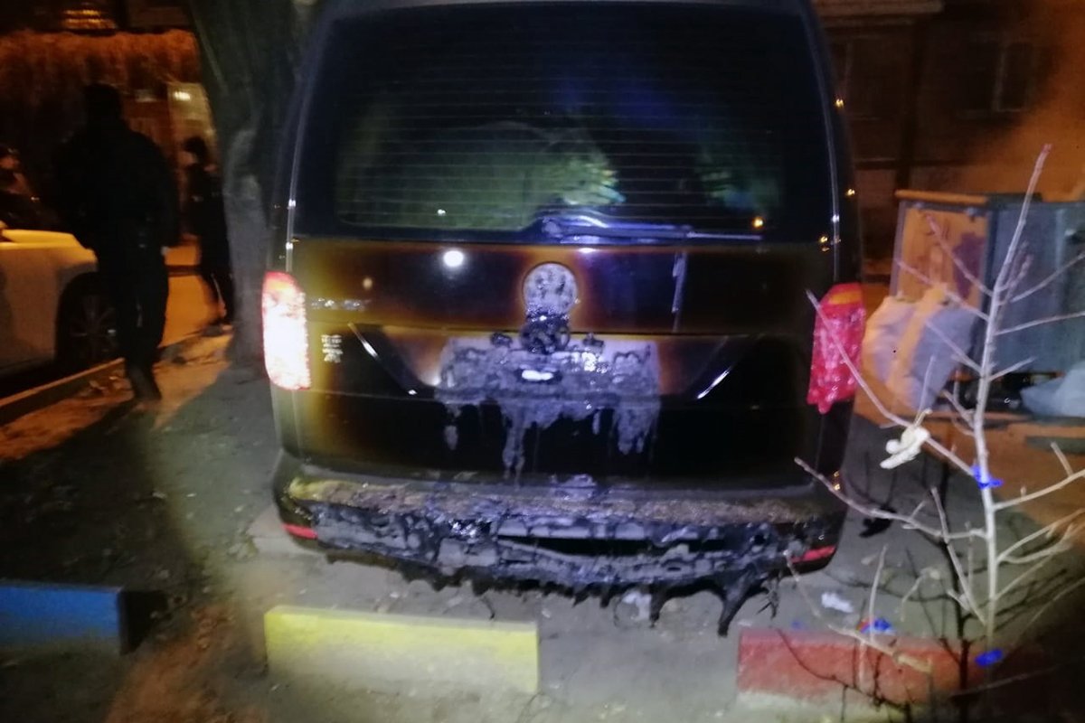 Также огонь повредил соседнее авто Также огонь повредил соседнее авто