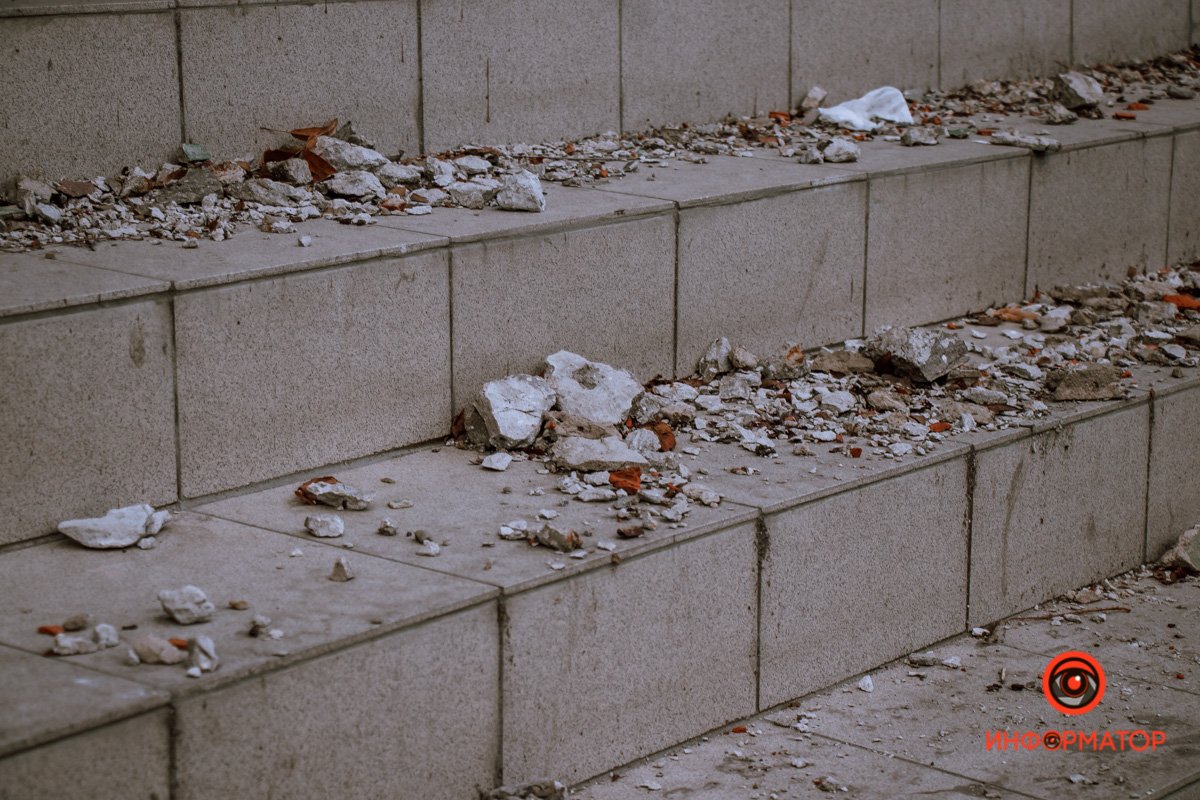 Фасад рухнул на ступени Фасад рухнул на ступени