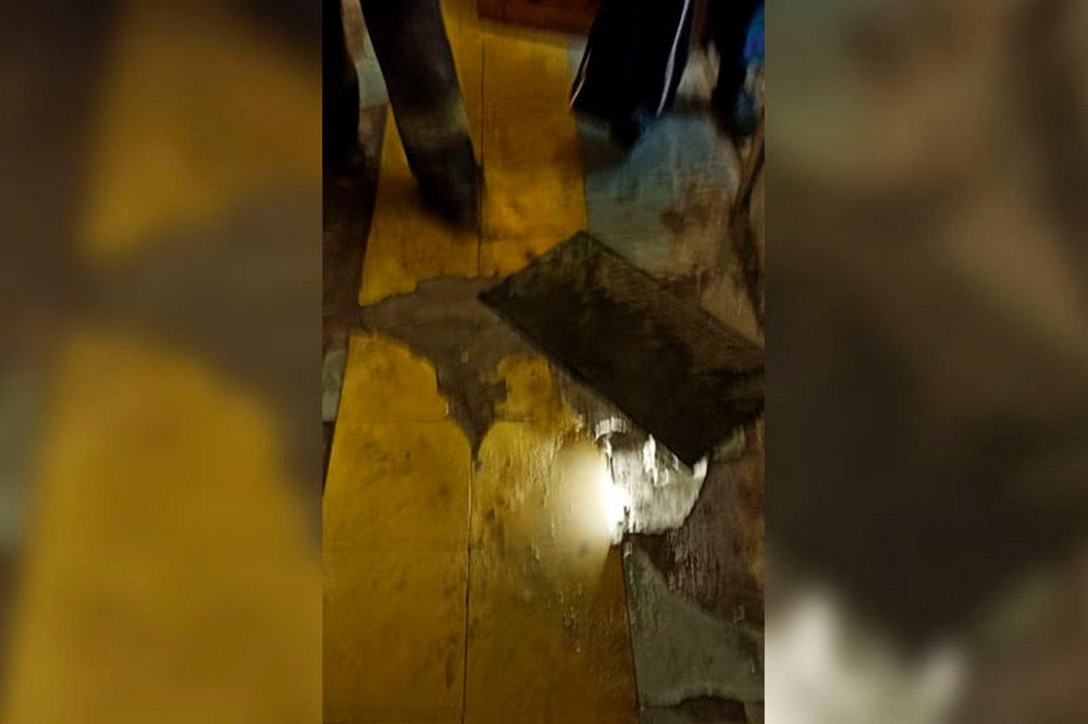 Возле квартиры на первом этаже загорелись тряпки