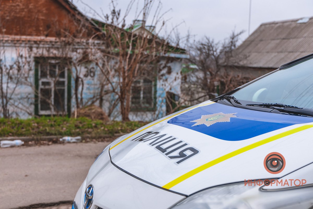 Мужчина неподвижно лежал на земле на территории частного дома