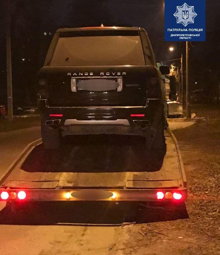 Внедорожник эвакуировали на штраф-площадку, а мужчину доставили в райотдел Внедорожник эвакуировали на штраф-площадку, а мужчину доставили в райотдел