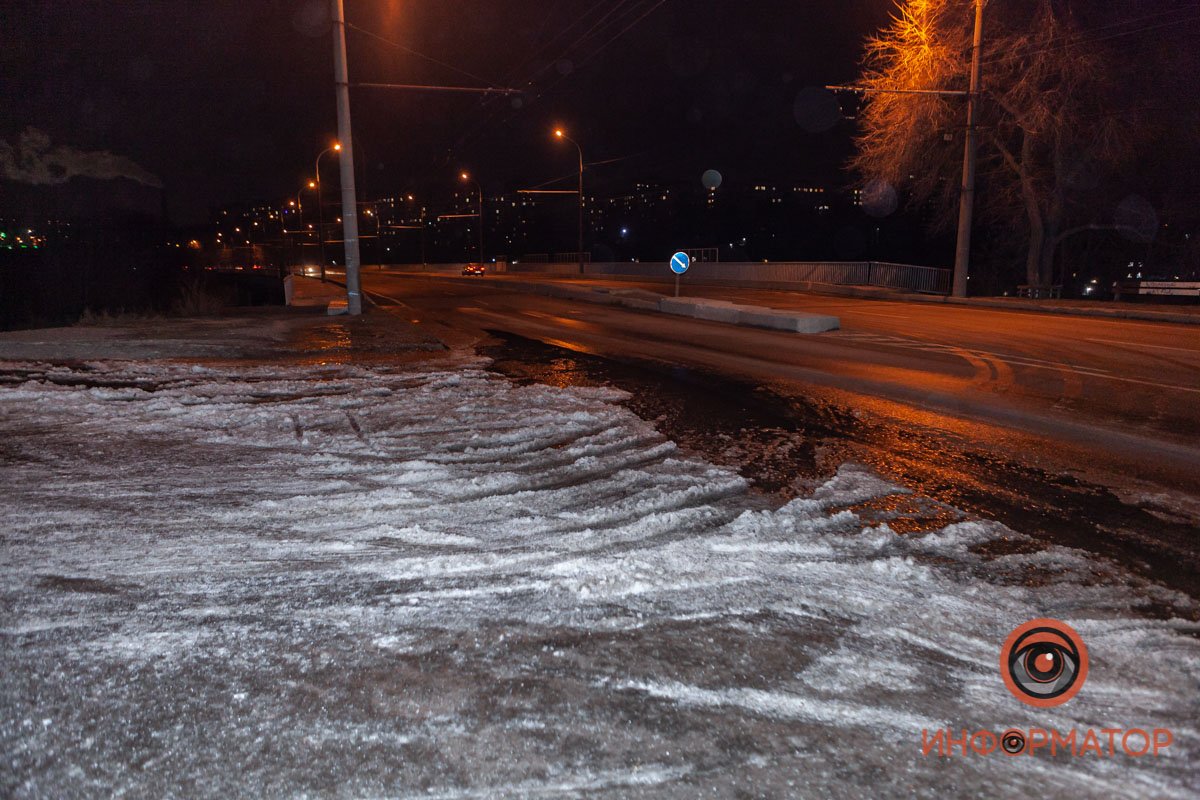 Уже второй день улицу Августовскую заливает водой