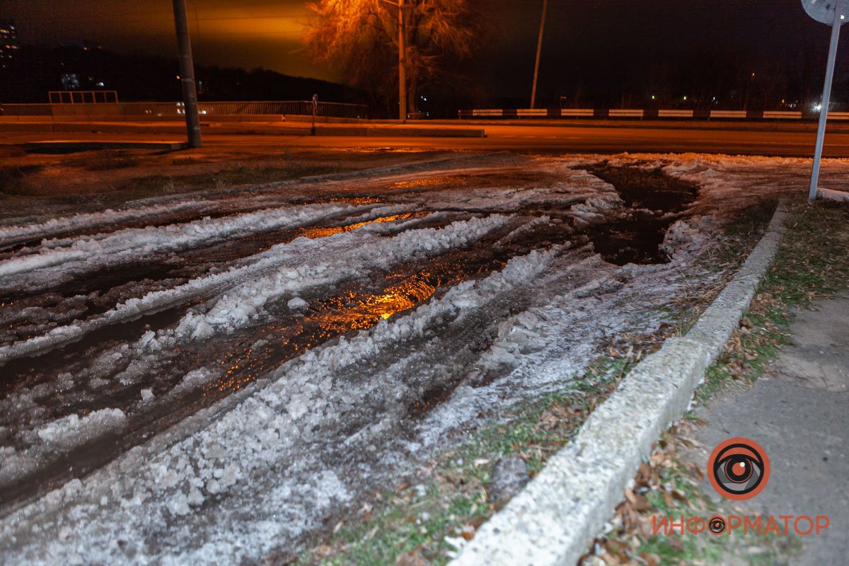 Учитывая, что на улице минусовая температура, проезжая часть больше напоминает каток, чем проезжую часть
