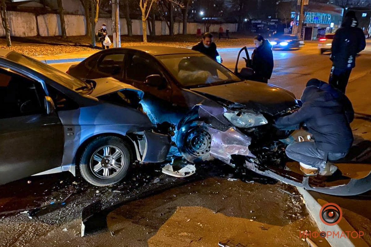 Авария произошла на улице Николая Михновского  Авария произошла на улице Николая Михновского