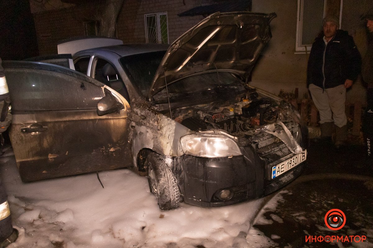 Ночью подожгли Chevrolet и ГАЗель с прицепом
