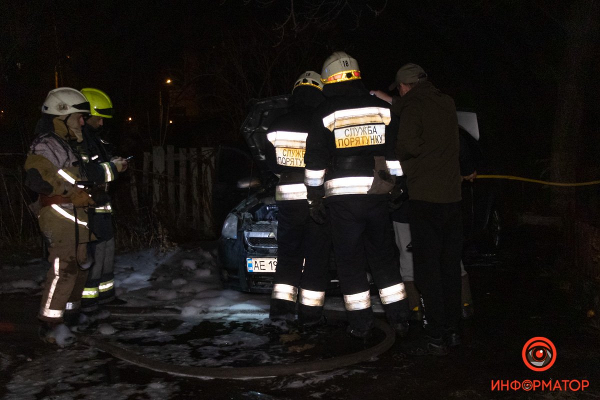Кто-то облил бензином и поджег автомобили