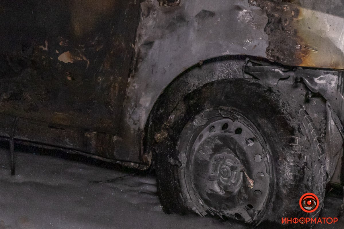 Chevrolet подожгли у правого переднего колеса