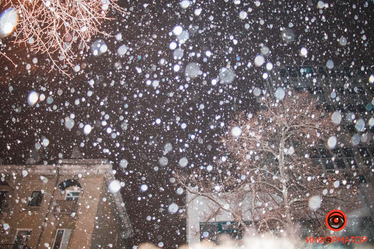 Ночью Днепр начало засыпать снегом Ночью Днепр начало засыпать снегом