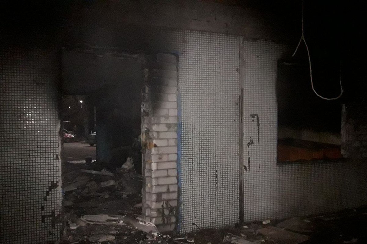 Пожар произошел в помещении охраны, расположенном на территории завода Пожар произошел в помещении охраны, расположенном на территории завода