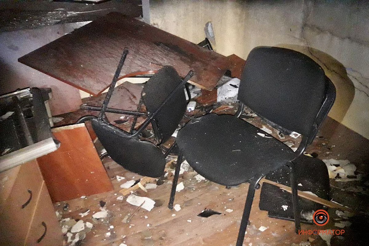 На борьбу с огнем направили два пожарных расчета На борьбу с огнем направили два пожарных расчета