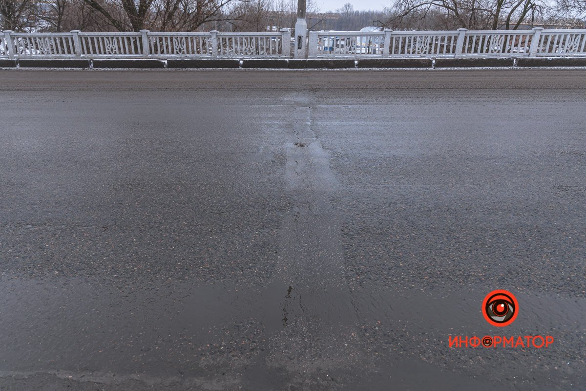 Трещины и ямы тянутся посреди дороги Трещины и ямы тянутся посреди дороги