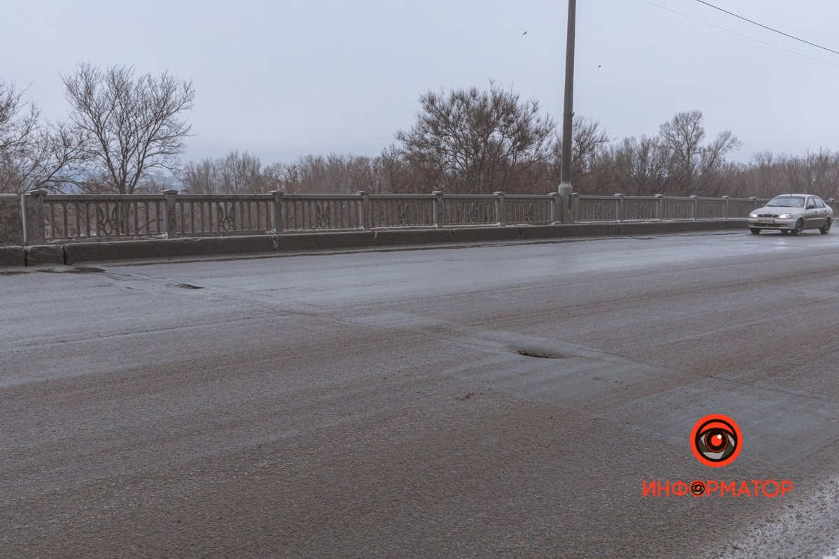 Объезжая ямы, соблюдайте безопасную дистанцию Объезжая ямы, соблюдайте безопасную дистанцию