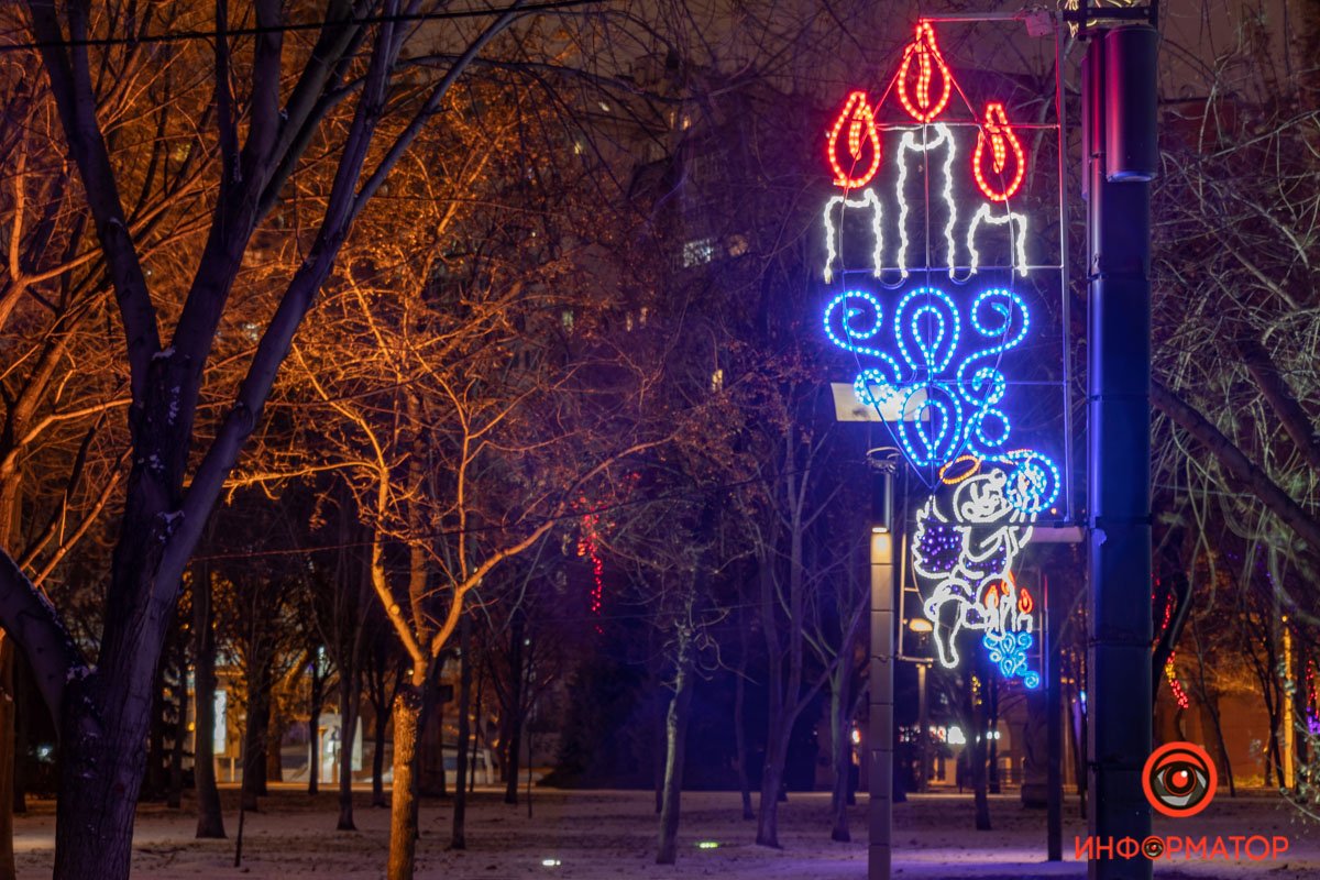 Светящаяся новогодняя атрибутика на столбах