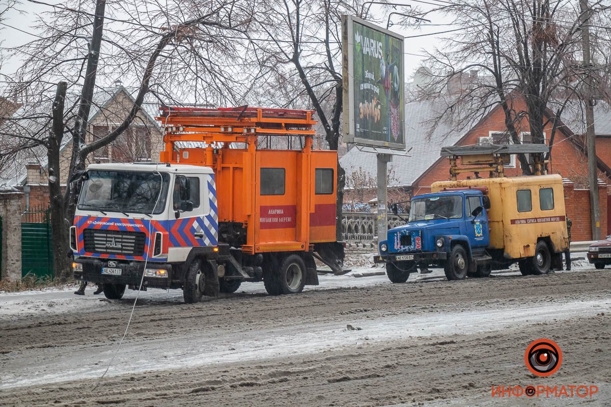 На месте работают коммунальщики и полицейские