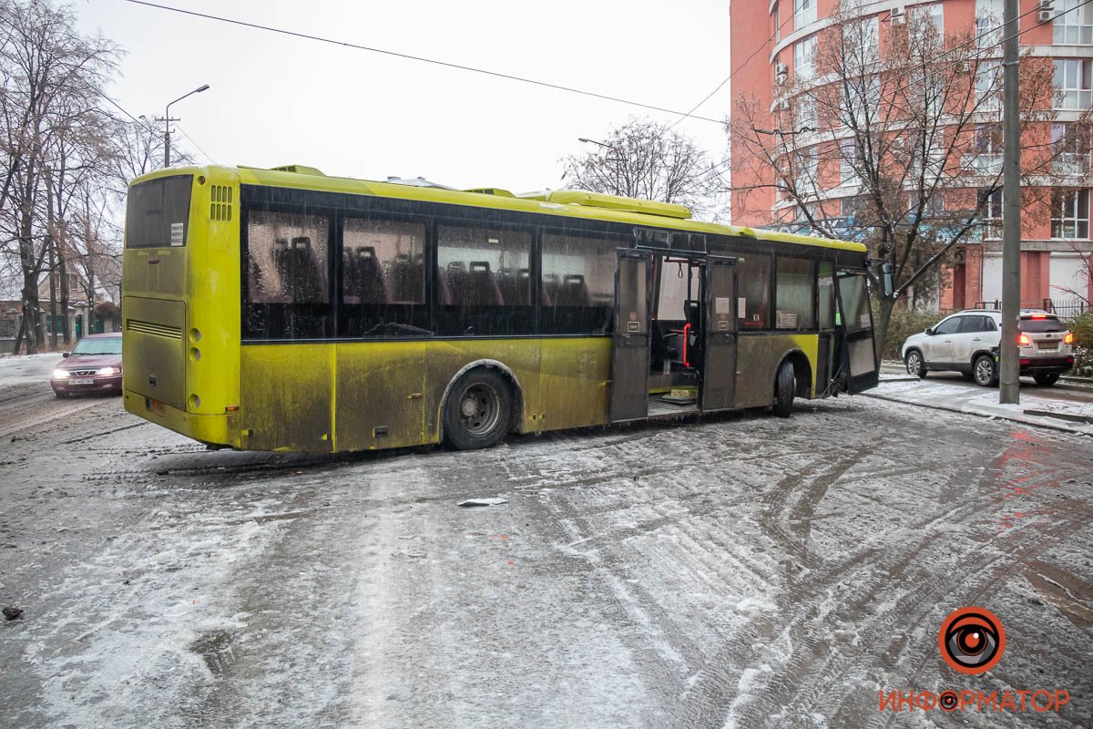 Ой автобус. Автобус заваленная цветами.