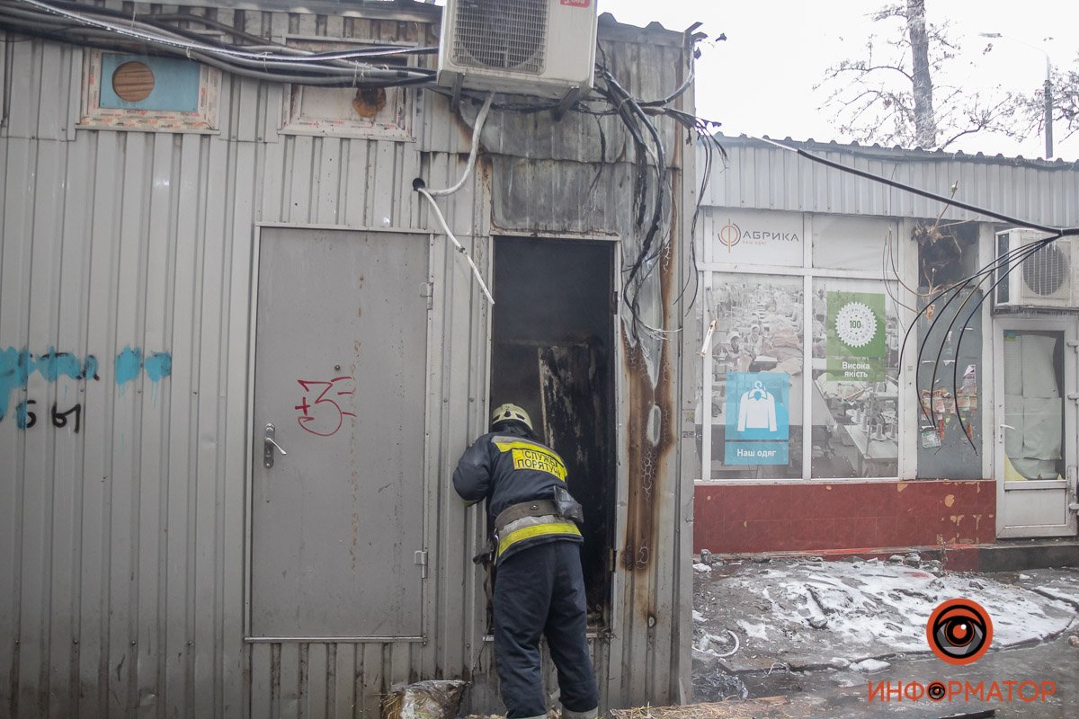 На место прибыли сотрудники 2-ой и 3-ей пожарно-спасательных частей На место прибыли сотрудники 2-ой и 3-ей пожарно-спасательных частей