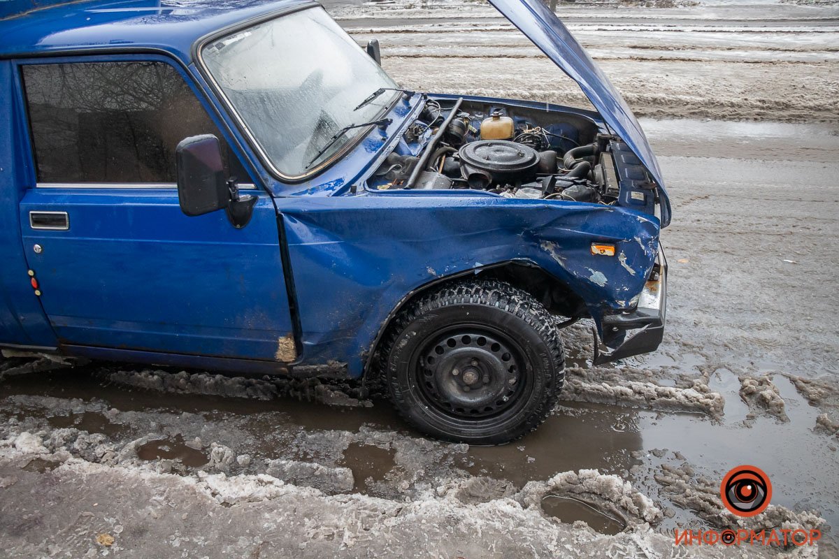 Водитель ИЖа разворачивался на трамвайных путях