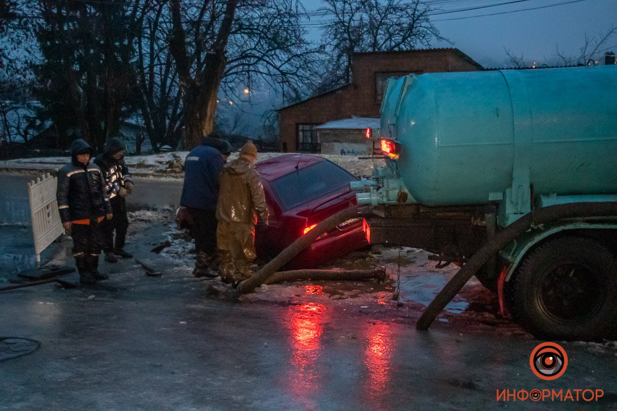 Автомобиль Mitsubishi провалился в яму с водой Автомобиль Mitsubishi провалился в яму с водой