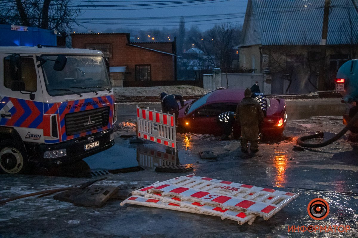 Машину тянули тросом, но у нее оторвался передний бампер Машину тянули тросом, но у нее оторвался передний бампер
