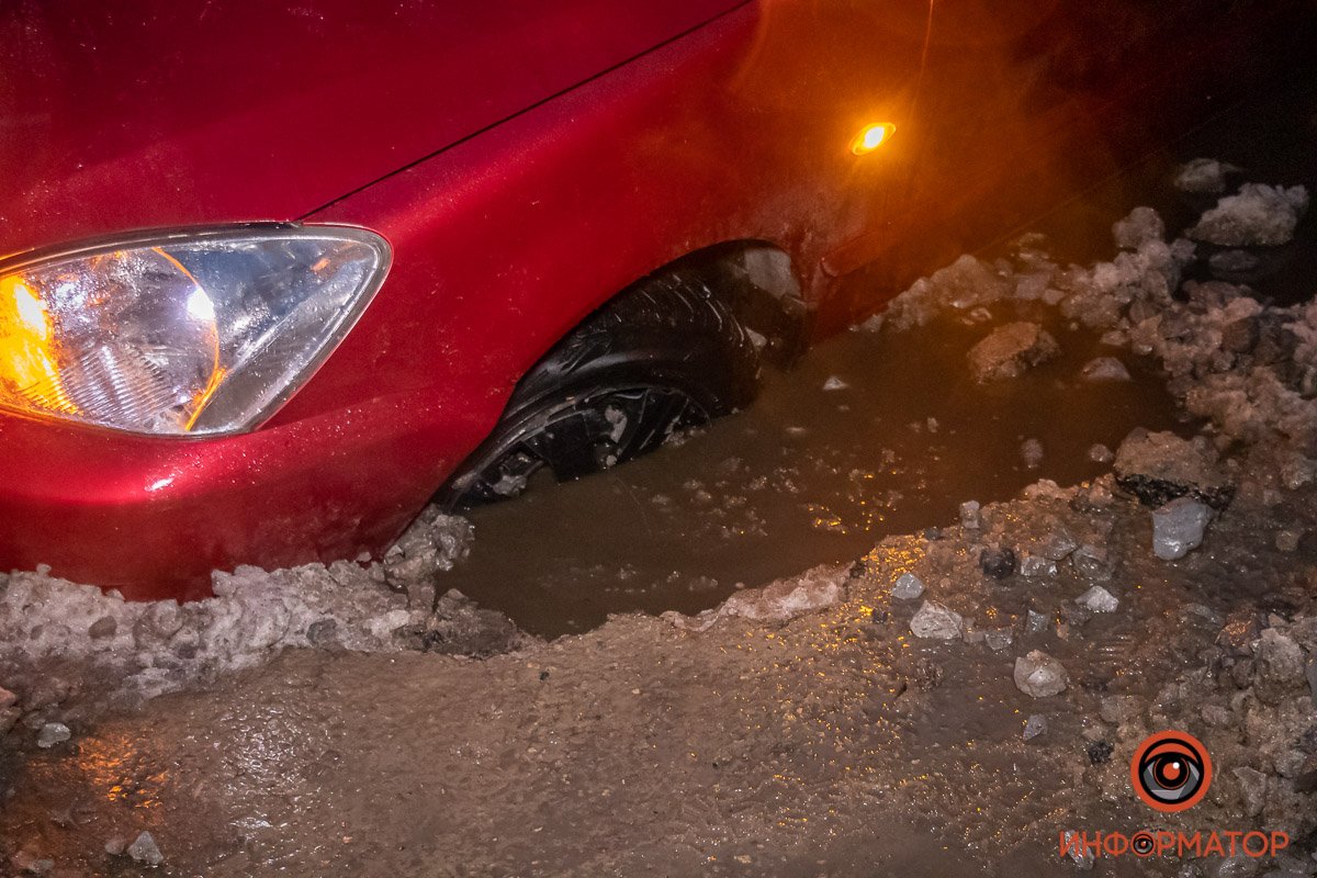 Авто угодило двумя колесами в яму с водой Авто угодило двумя колесами в яму с водой