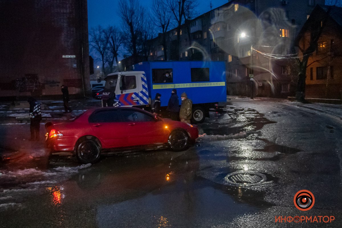 Коммунальщики откачали воду из ямы Коммунальщики откачали воду из ямы