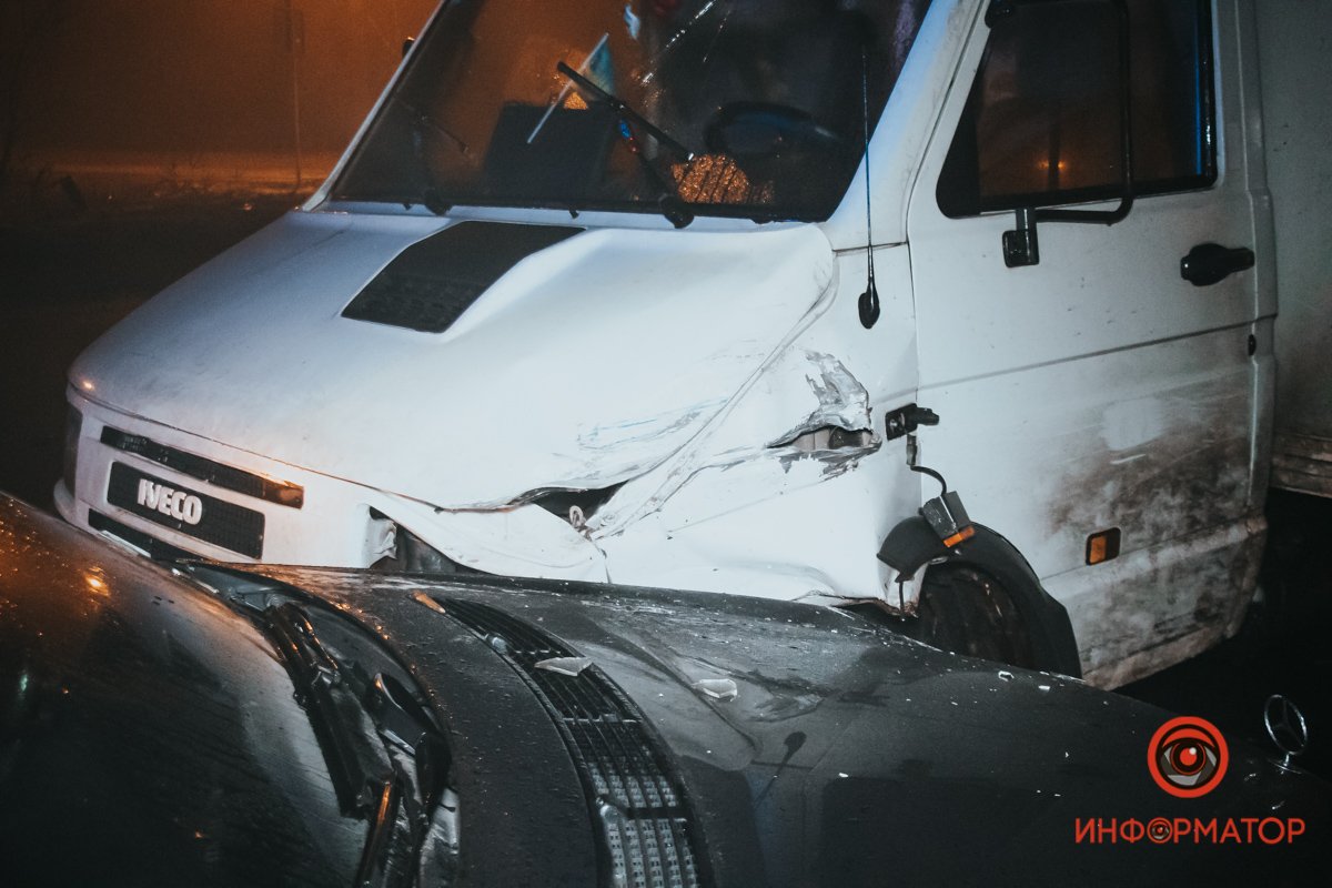 Столкнулись грузовик, фура и Mercedes