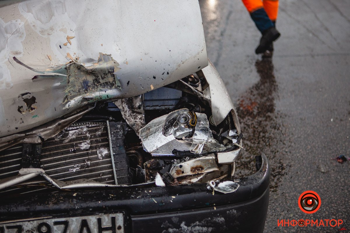 Lanos двигался по Набережной Заводской Lanos двигался по Набережной Заводской