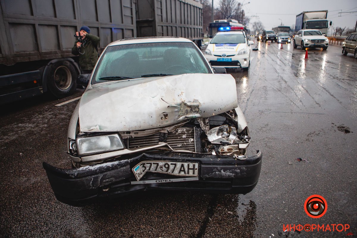 Авто врезалось в отбойник Авто врезалось в отбойник