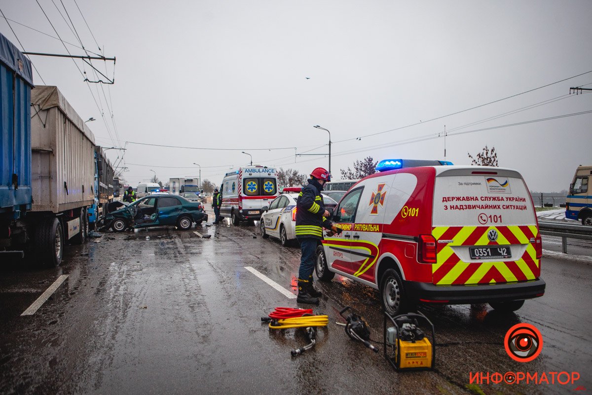 Спасатели вырезали женщину из покорёженного авто Спасатели вырезали женщину из покорёженного авто