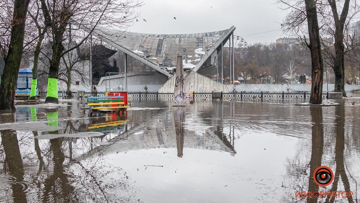В Днепре затопило парк Глобы, утки плавают по тротуару