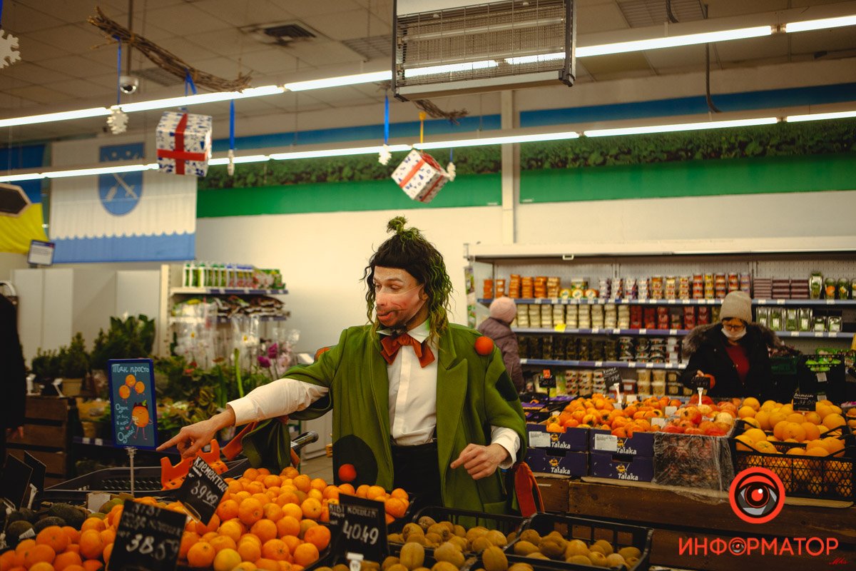 Подай вооон ту мандаринку