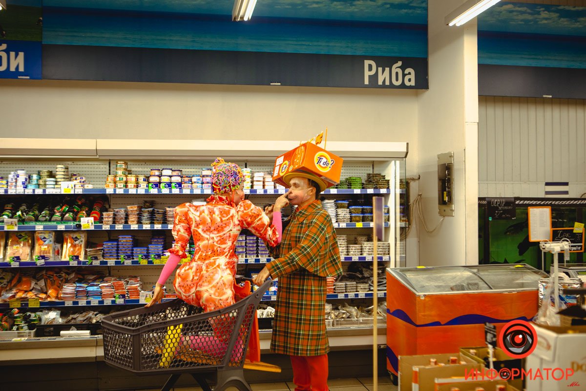 Все захотели покататься в тележках по магазину?)