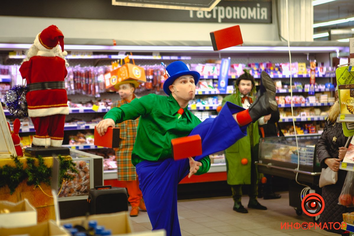 Да, это просто жонглер кирпичами в отделе колбасы, что такого?