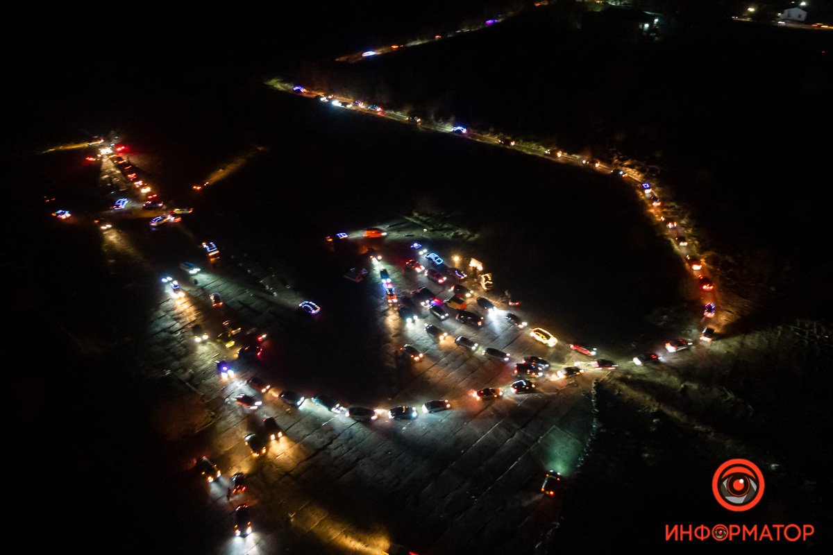 Потом автомобилисты поехали поздравлять жителей города с наступающим Потом автомобилисты поехали поздравлять жителей города с наступающим