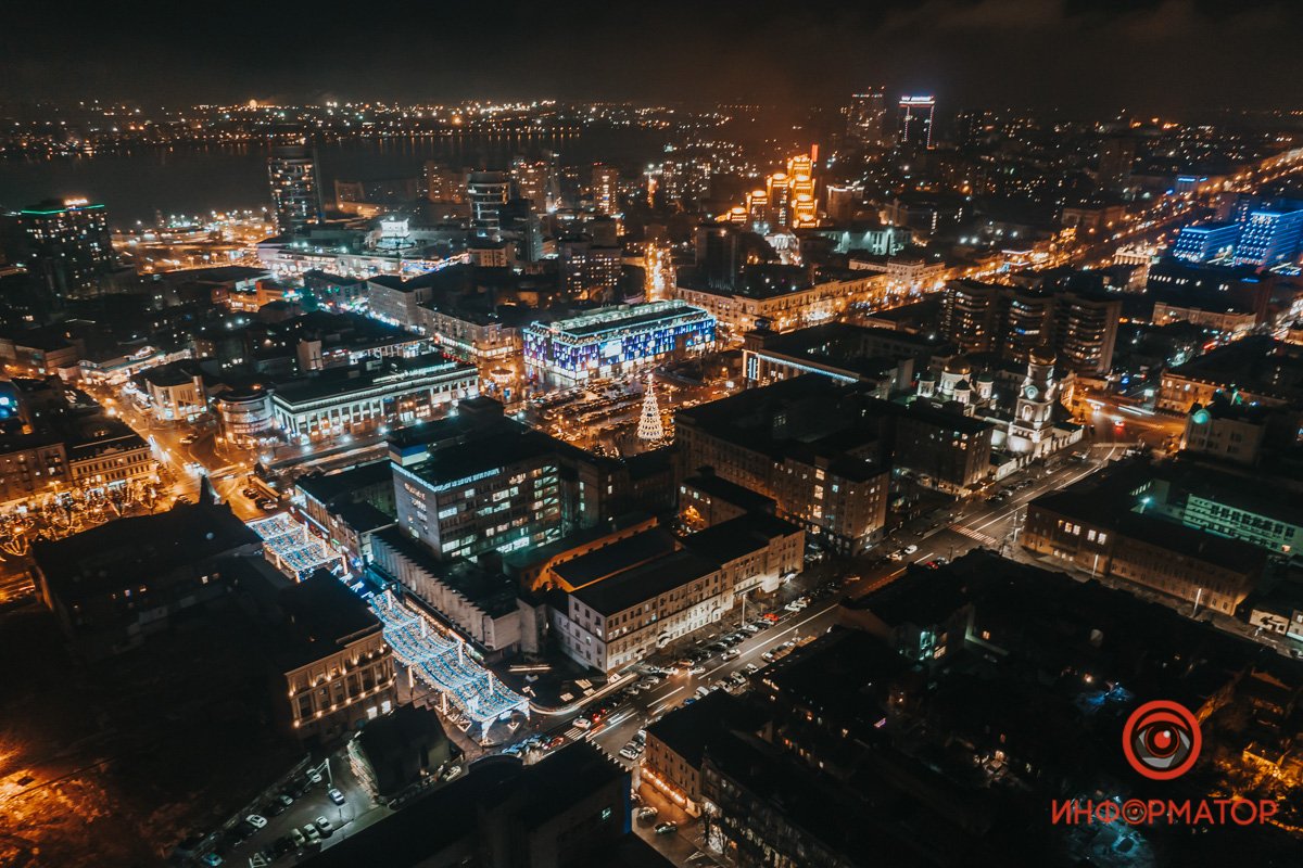 Город весь в новогодних огнях Город весь в новогодних огнях