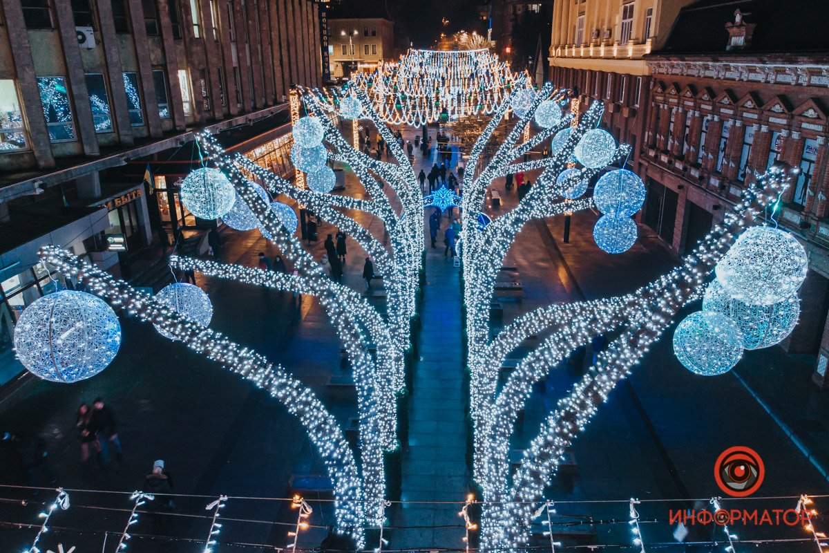 Фонарные столбы украсили имитацией елки Фонарные столбы украсили имитацией елки