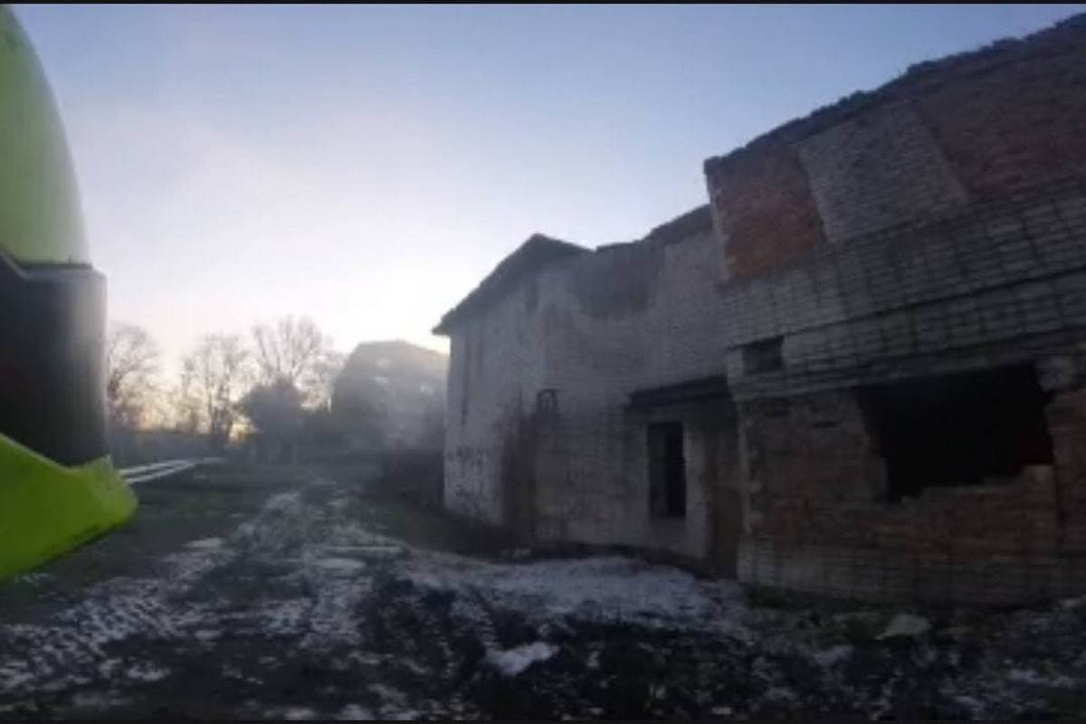 Пострадал бездомный мужчина, его забрала скорая