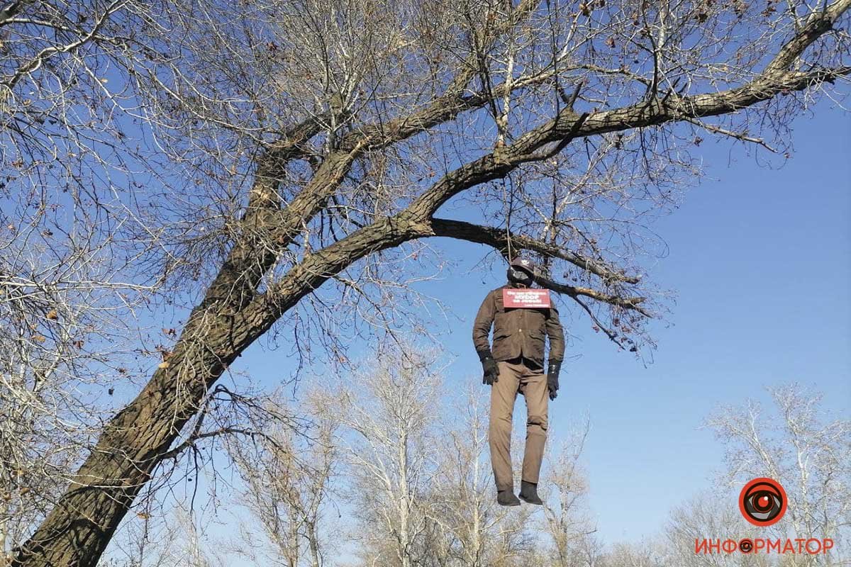 Манекен висел на косе в районе Маршала Малиновского на протяжении двух-трех месяцев Манекен висел на косе в районе Маршала Малиновского на протяжении двух-трех месяцев