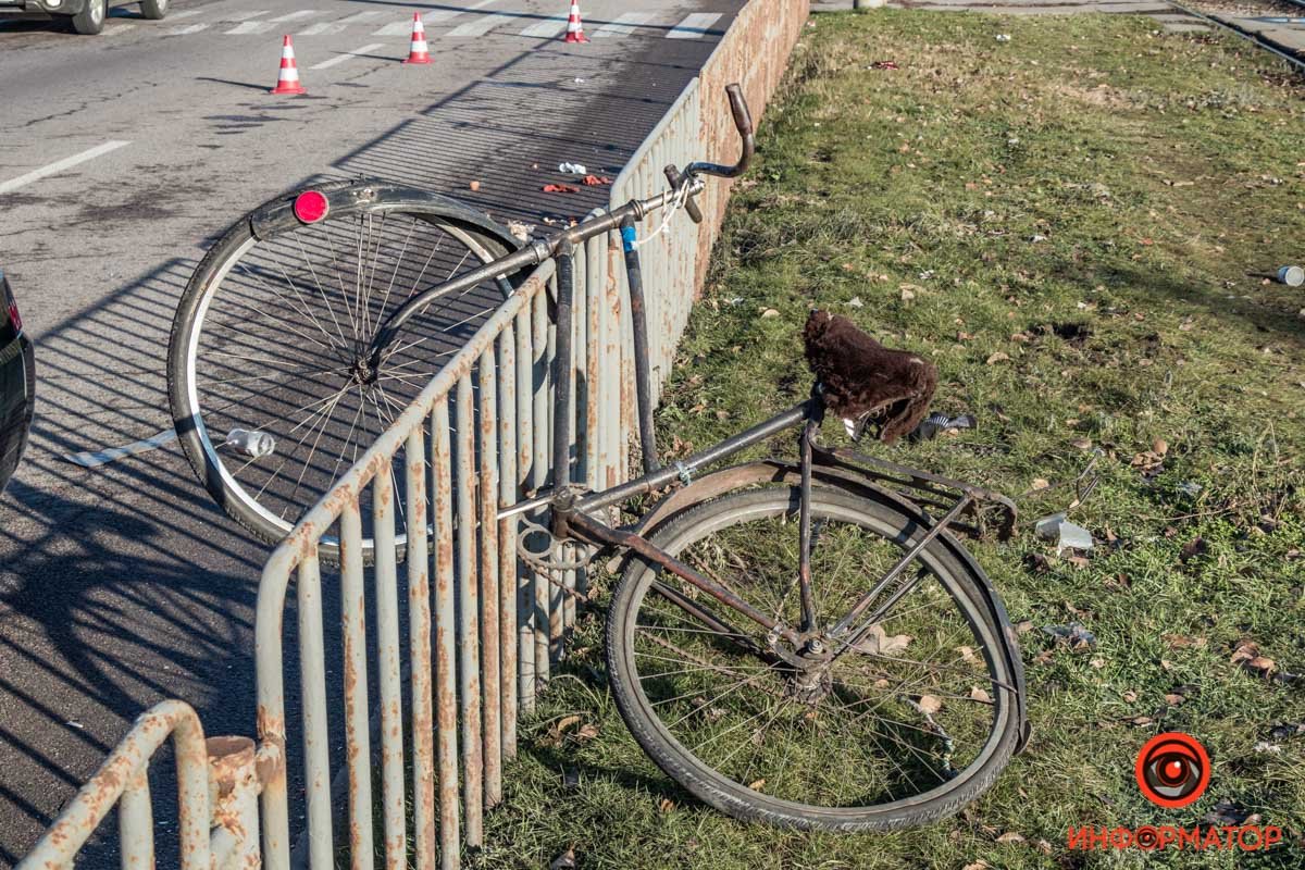 Велосипед отбросило на ограждение