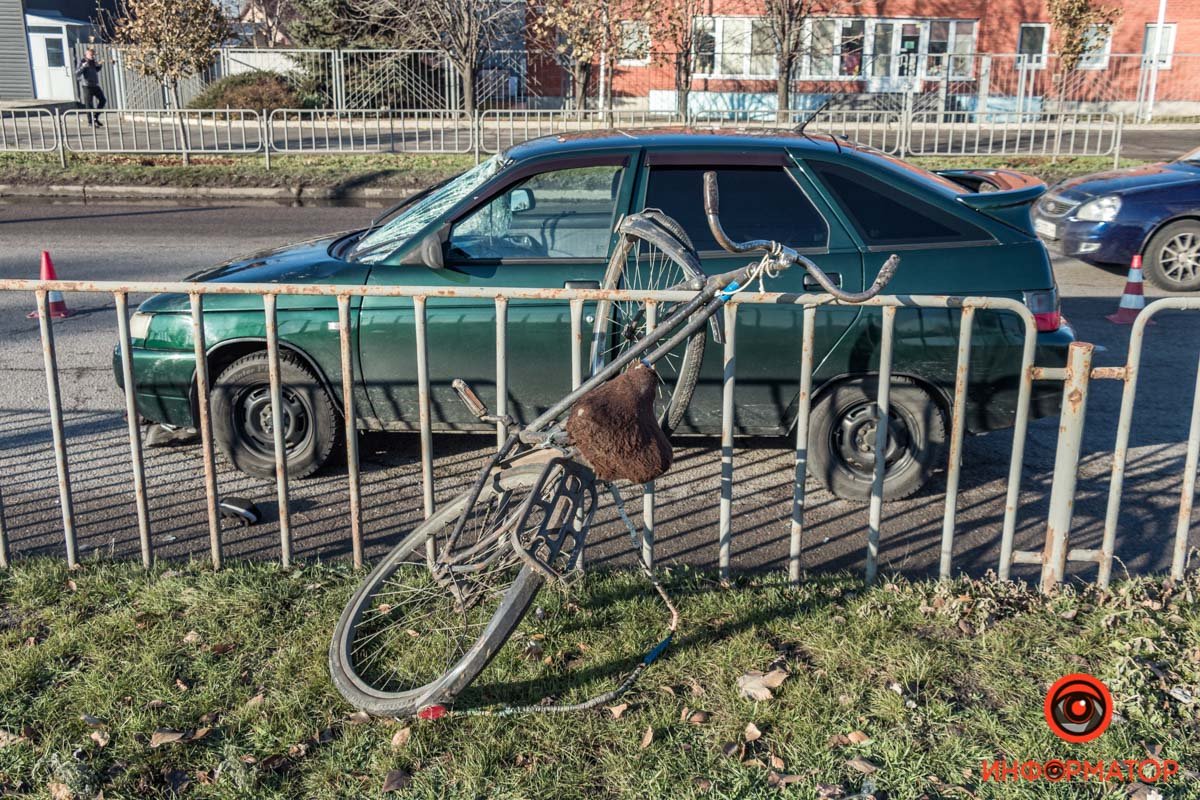 Возле себя он катил велосипед