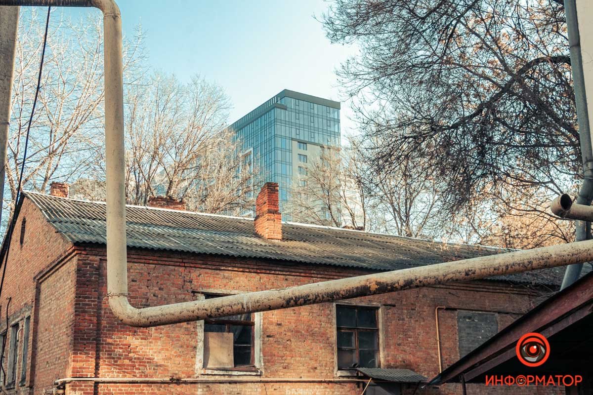 Стеклянные высотки "прячутся" за кирпичными домами Стеклянные высотки "прячутся" за кирпичными домами